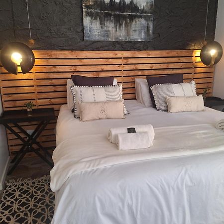 Exquisite Private Luxury Suite With King Bed At Bokmakierie Villas Windhoek Eksteriør billede