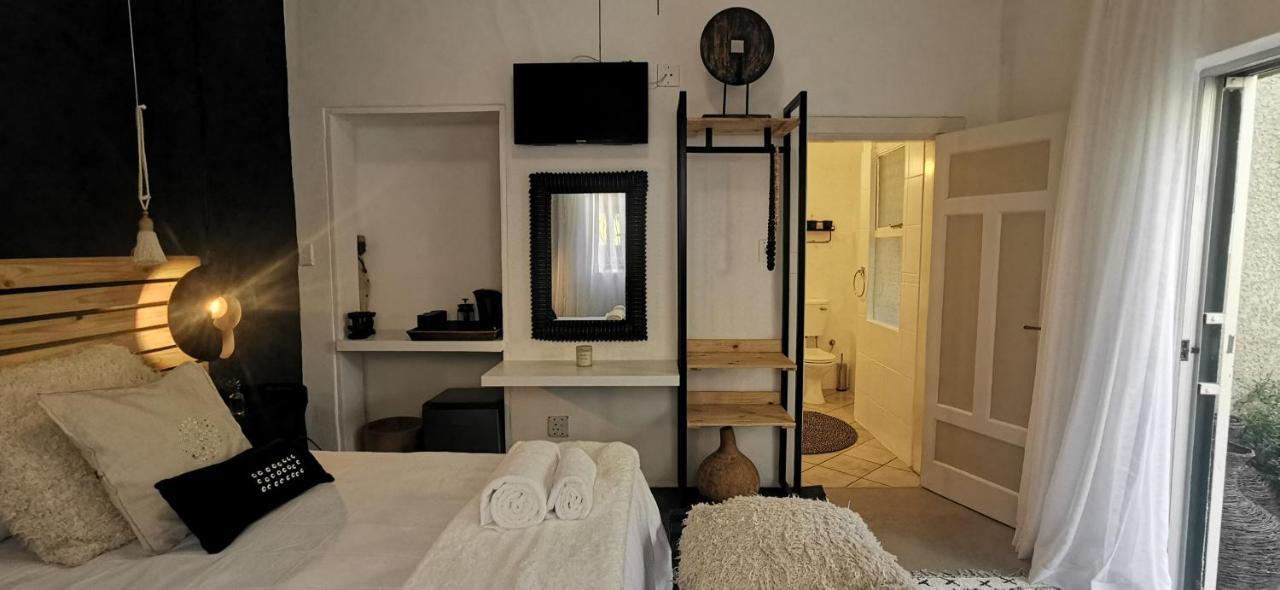 Exquisite Private Luxury Suite With King Bed At Bokmakierie Villas Windhoek Eksteriør billede