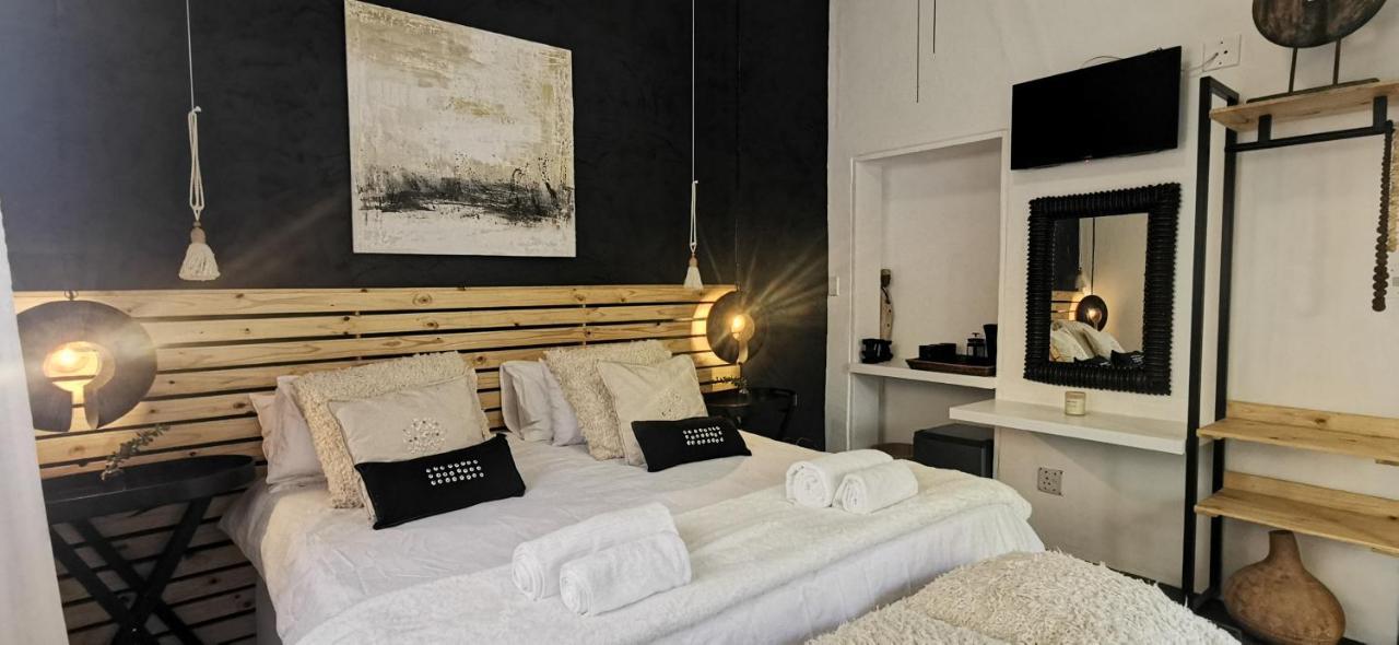 Exquisite Private Luxury Suite With King Bed At Bokmakierie Villas Windhoek Eksteriør billede