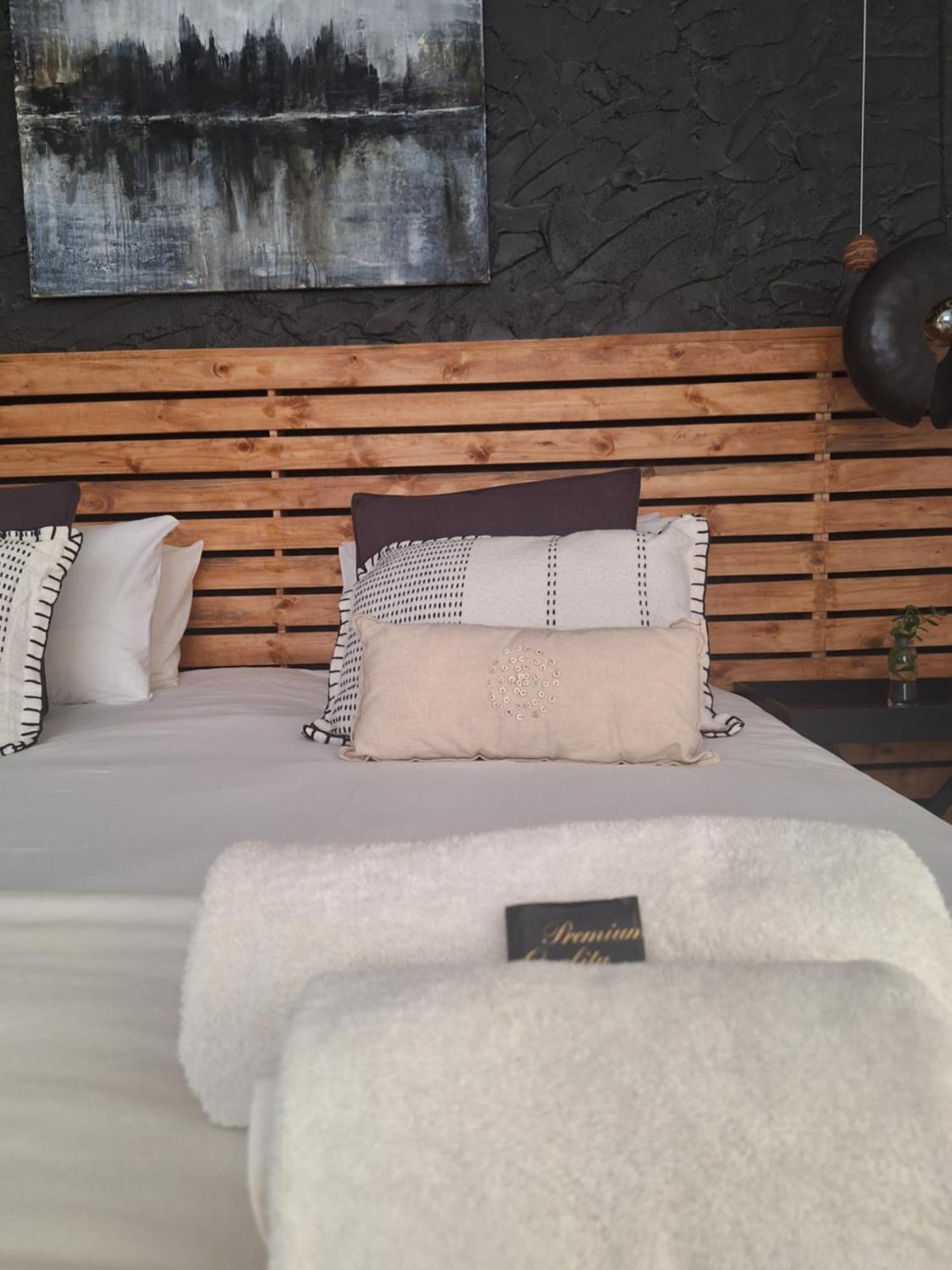 Exquisite Private Luxury Suite With King Bed At Bokmakierie Villas Windhoek Eksteriør billede