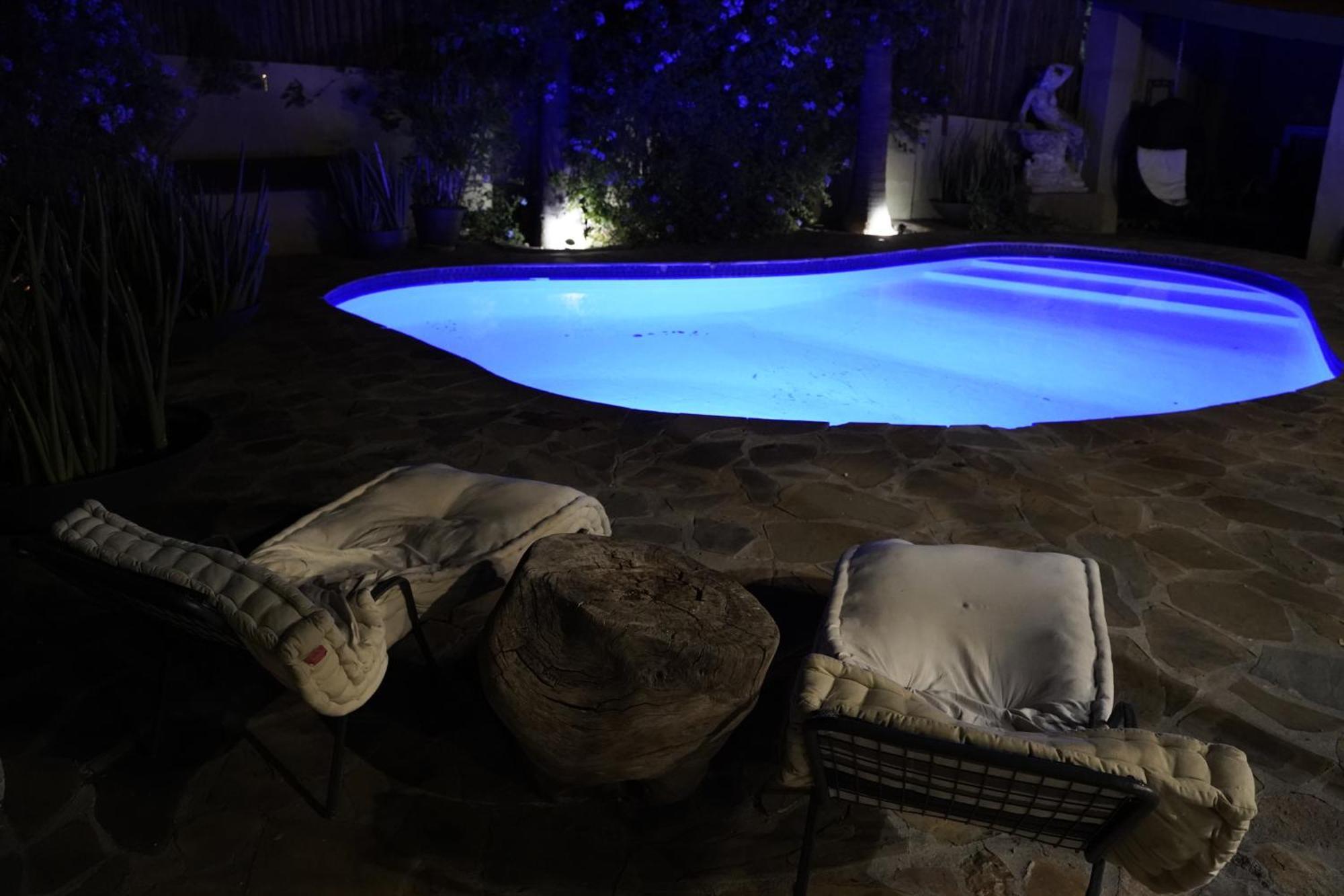 Exquisite Private Luxury Suite With King Bed At Bokmakierie Villas Windhoek Eksteriør billede