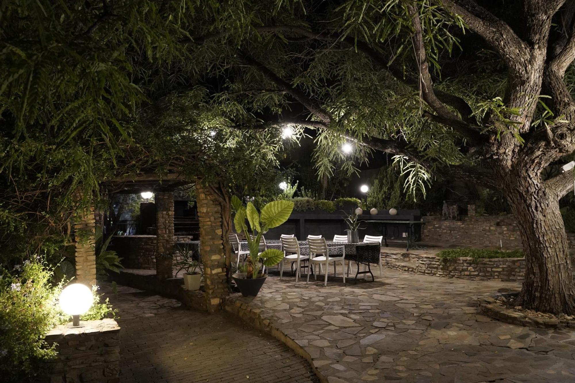Exquisite Private Luxury Suite With King Bed At Bokmakierie Villas Windhoek Eksteriør billede