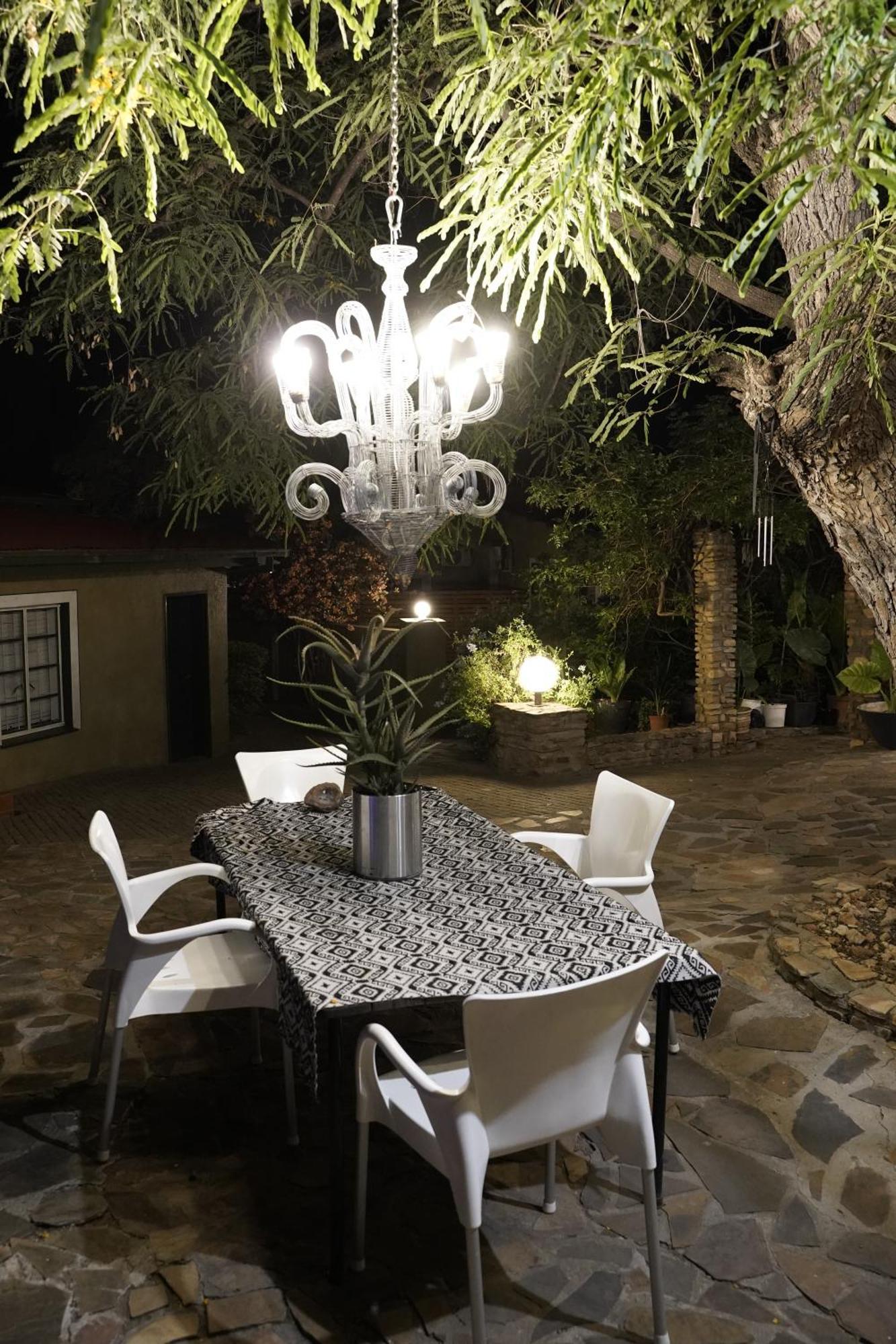Exquisite Private Luxury Suite With King Bed At Bokmakierie Villas Windhoek Eksteriør billede